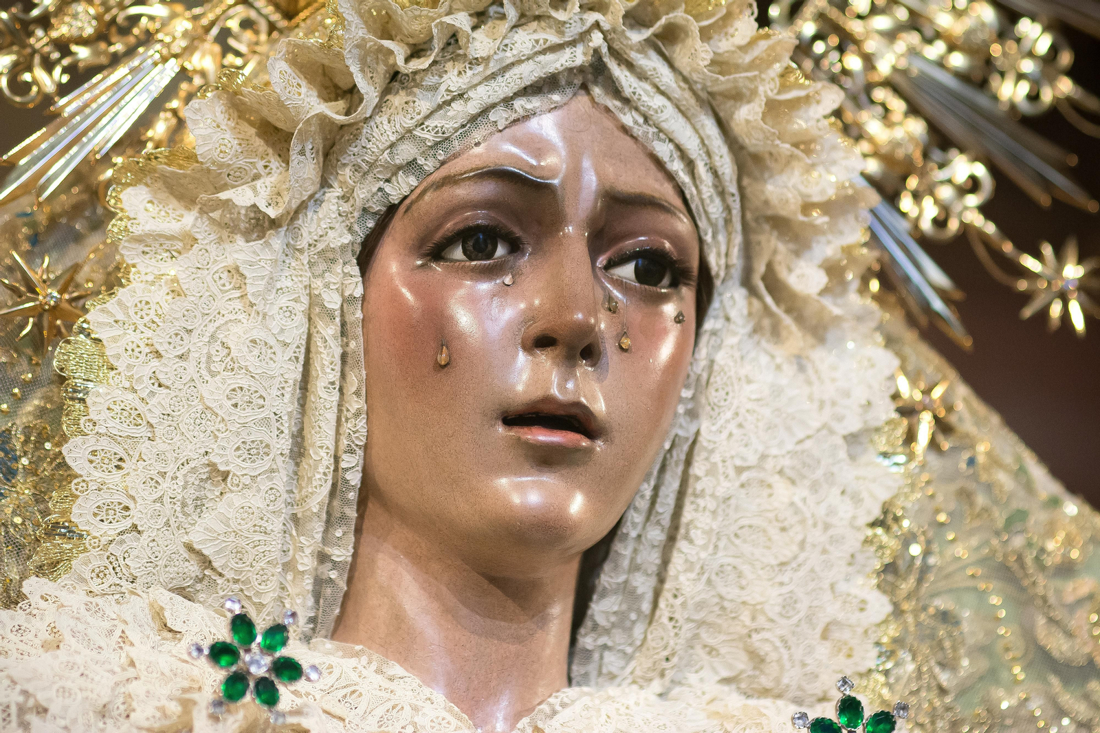 La Esperanza recibe la veneración de Sevilla en la Macarena