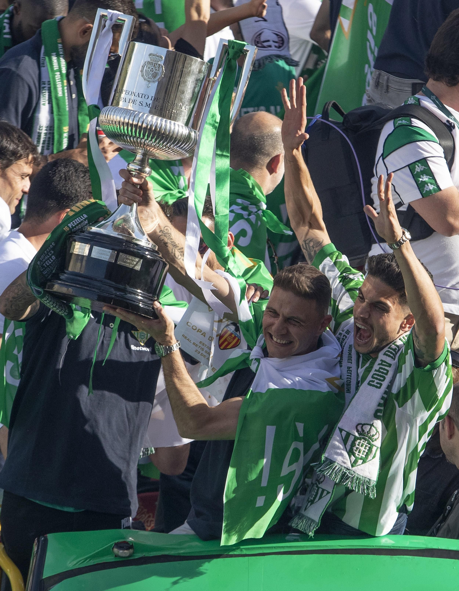 Las imágenes de la celebración del Betis por las calles de Sevilla