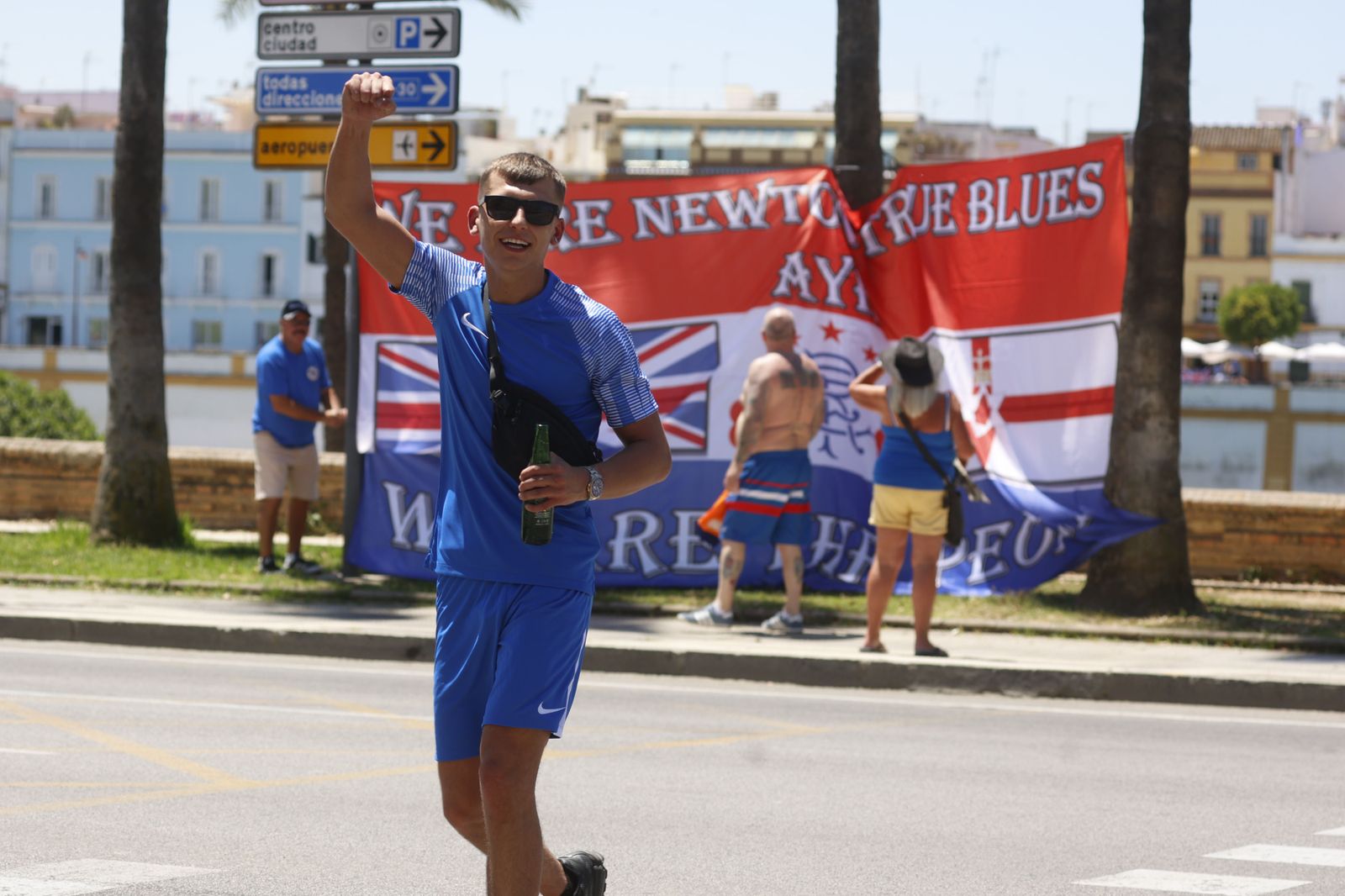 Aficionados escoceses disfrutan del sol y la cerveza de Sevilla