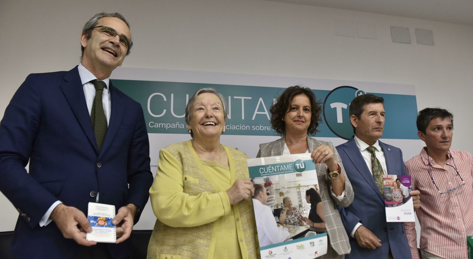 El vicepresidente del Cacof, Ernesto Cervilla; la actriz María Galiana; la viceconsejera de Salud y Familias de la Junta de Andalucía, Catalina García; el presidente de Feafes, Manuel Movilla; y la presidenta de la Asociación Andaluza de Profesionales de Salud Mental, Mercedes Castro.