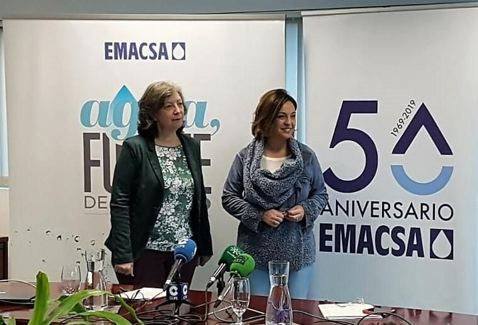 Claudia Zafra e Isabel Ambrosio, en la sede de Emacsa