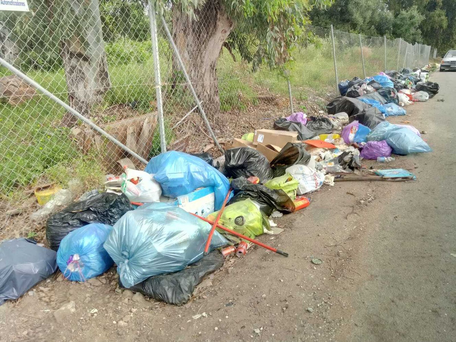 Parte de los residuos acumulados en el Camino de Estepona de La Línea.