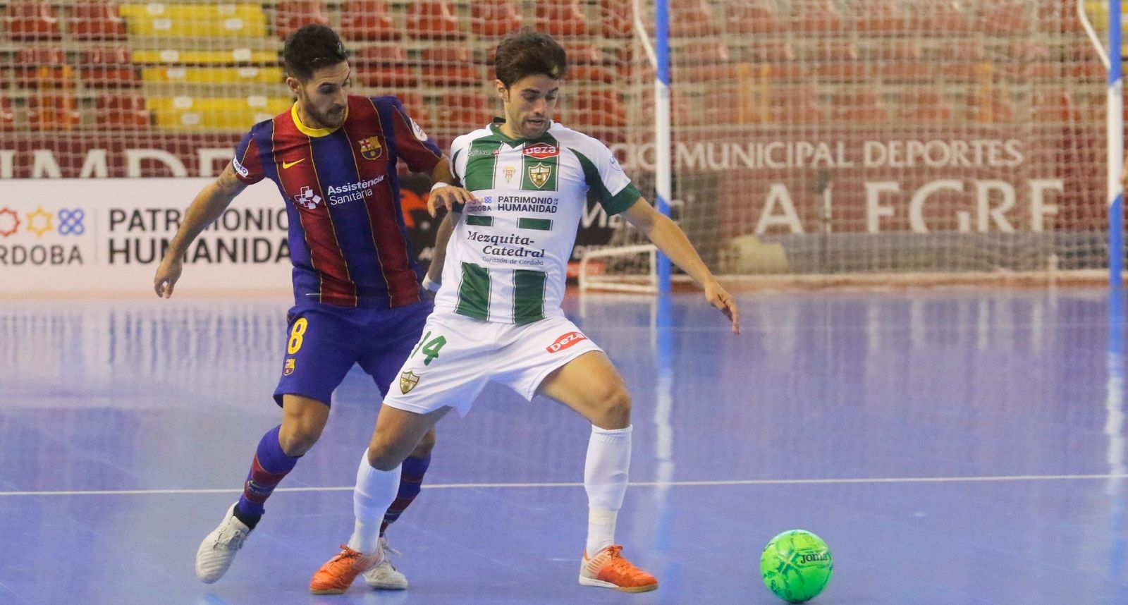 Pablo del Moral trata de zafarse de la presión de Adolfo, jugador del Barça.