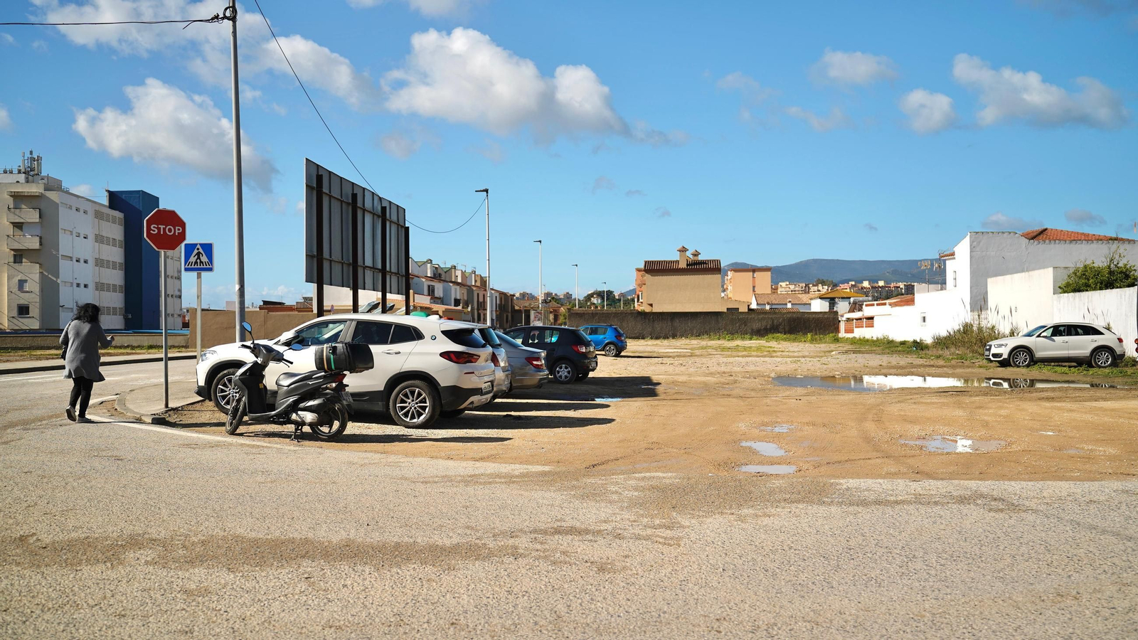 Los trabajos en la parcela de la calle Finisterre consisten en pavimentar el terreno, instalar nuevo alumbrado y crear aceras accesibles.