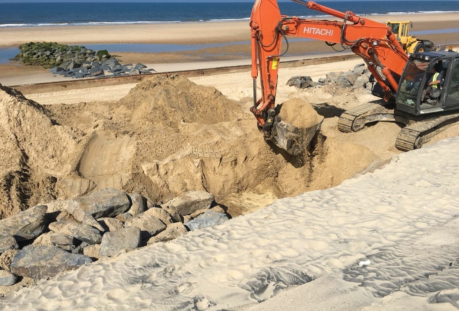 Una excavadora trabaja en la reparación de los daños ocasionados por el temporal.