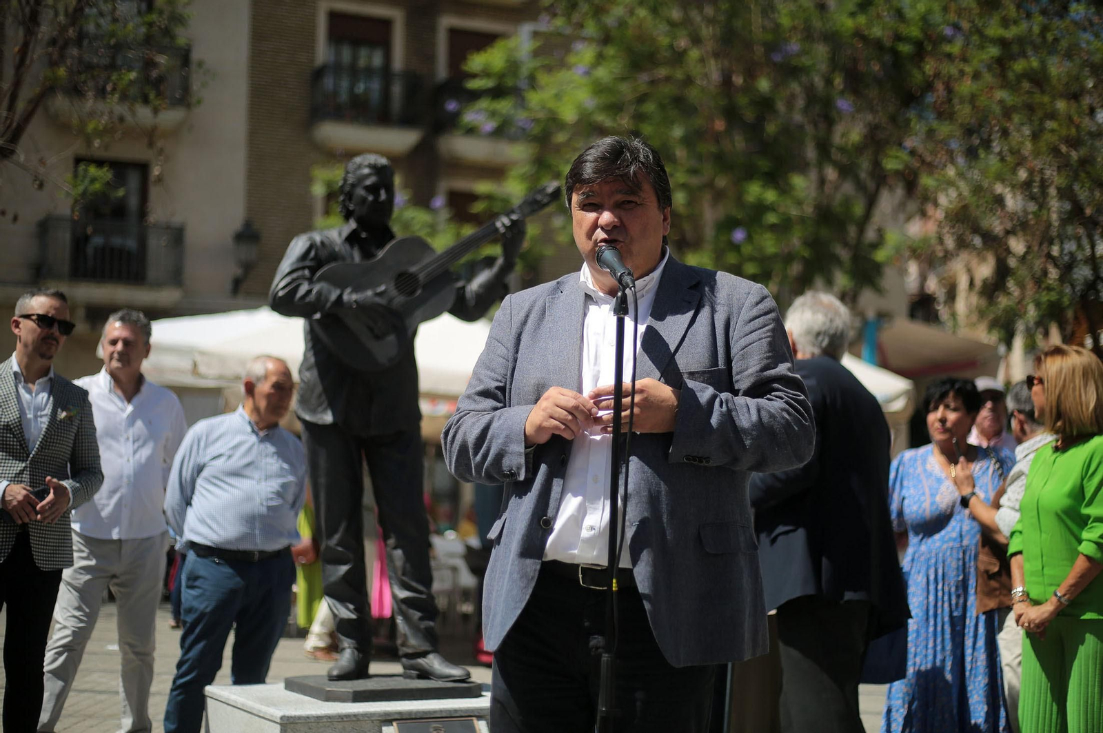 Imágenes del descubrimiento de la escultura en honor a Joseli Carrión