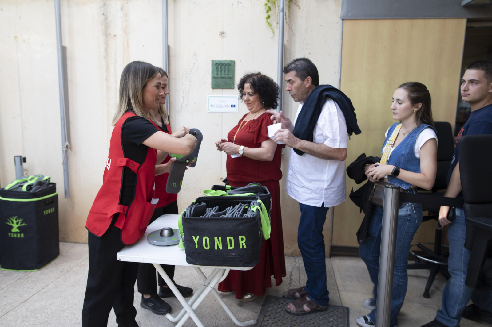Ambiente festivo antes del concierto de Bob Dylan en Granada, en imágenes