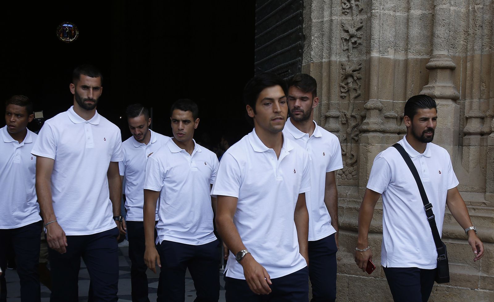 Tradicional ofrenda floral del Sevilla FC a la Virgen de los Reyes