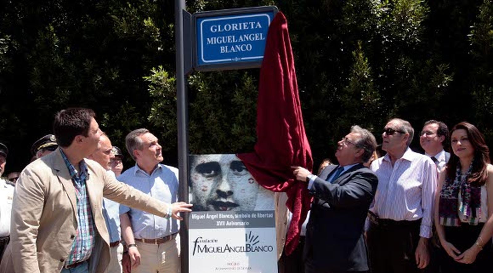 Zoido inaugura la glorieta Miguel Ángel Blanco en La Oliva