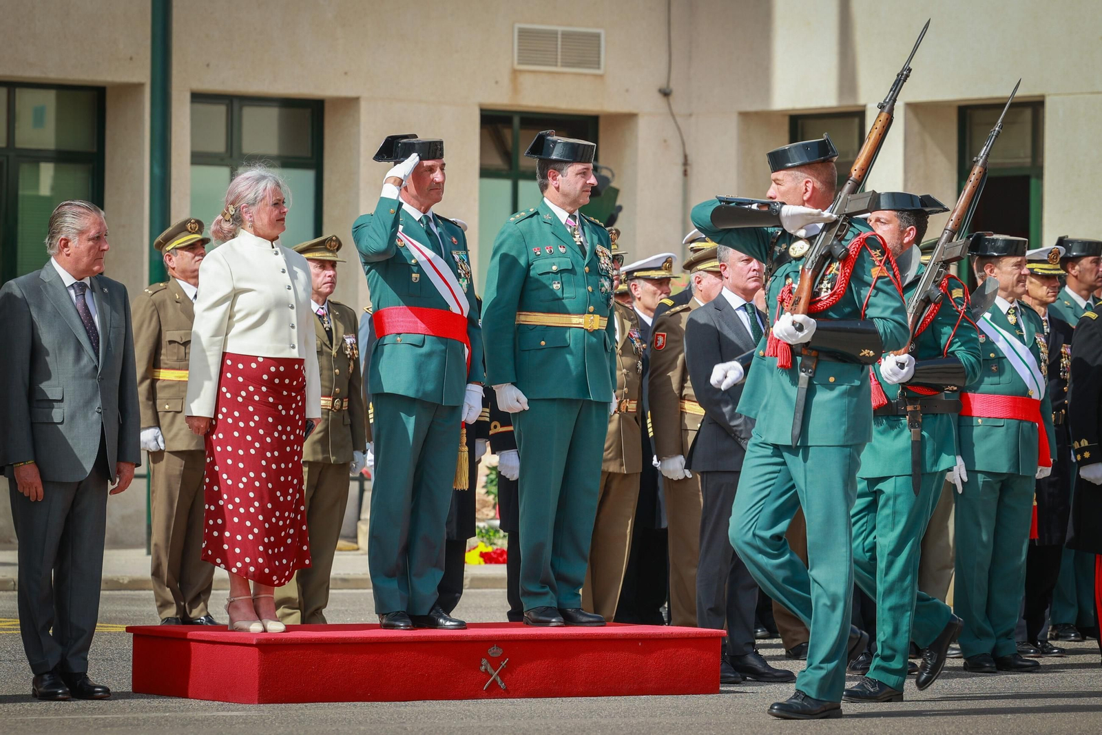 Un momento del desfile ante las autoridades presentes en la ceremonia.