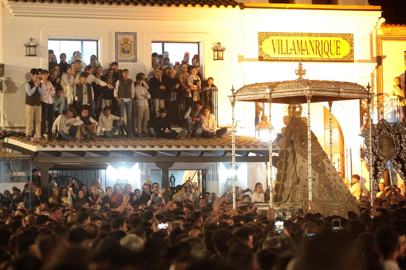 El Rocío 2023: Salto a la reja y procesión de la Virgen del Rocío en imágenes