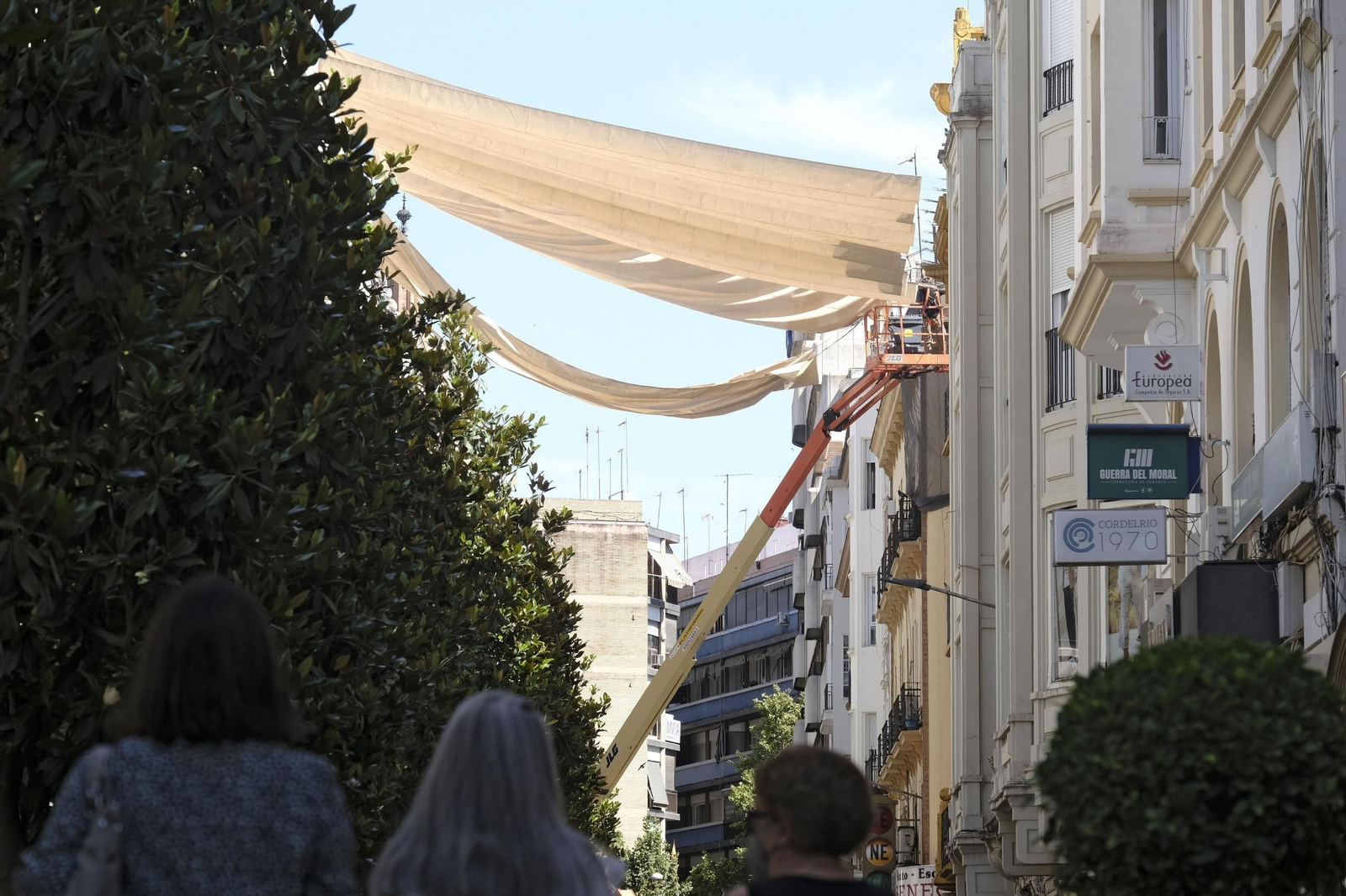 Instalación de toldos en la calle Cruz Conde.