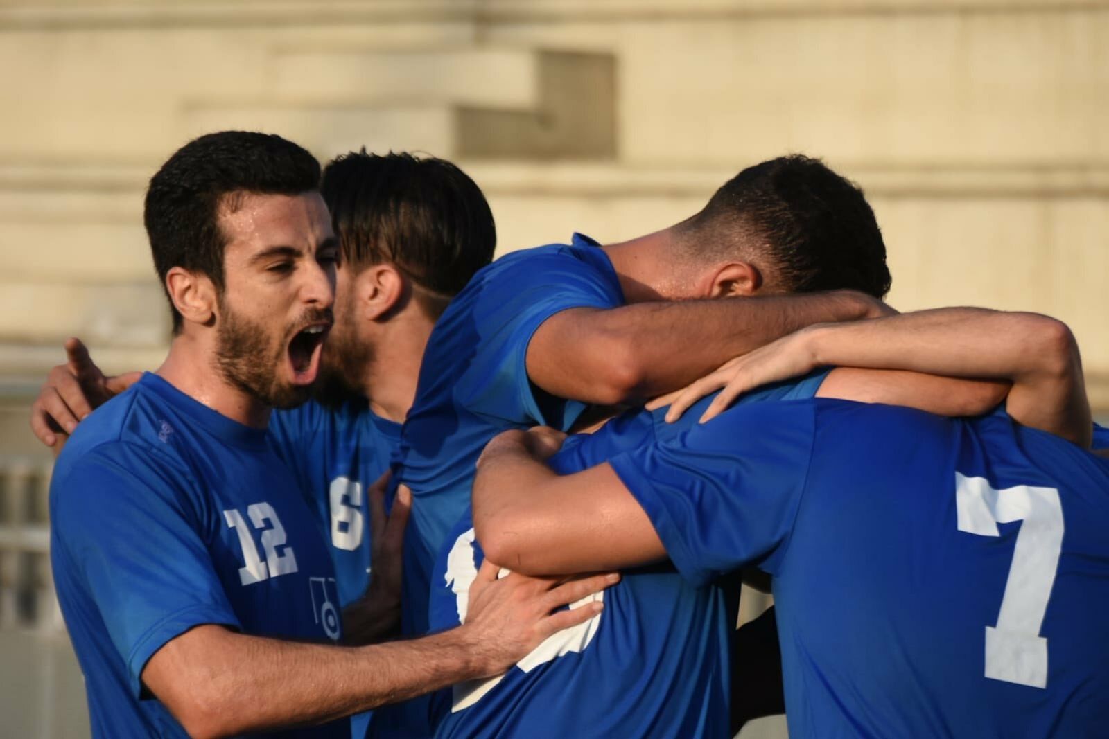 Jugadores de El Palo celebrando un gol.