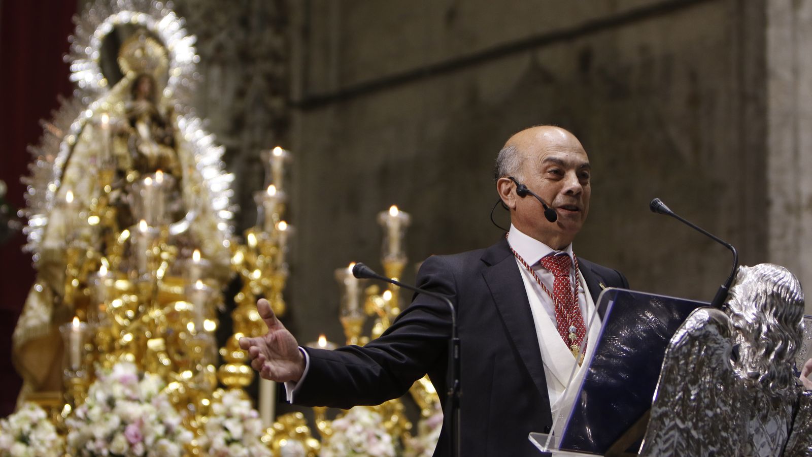 Manuel Vizcaya junto a la Virgen del Carmen de Calatrava