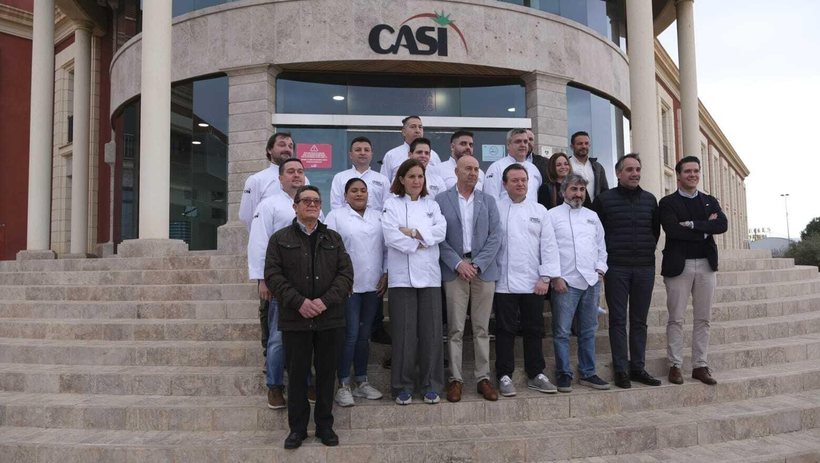 Foto de familia en la entrada de CASI Aeropuerto.