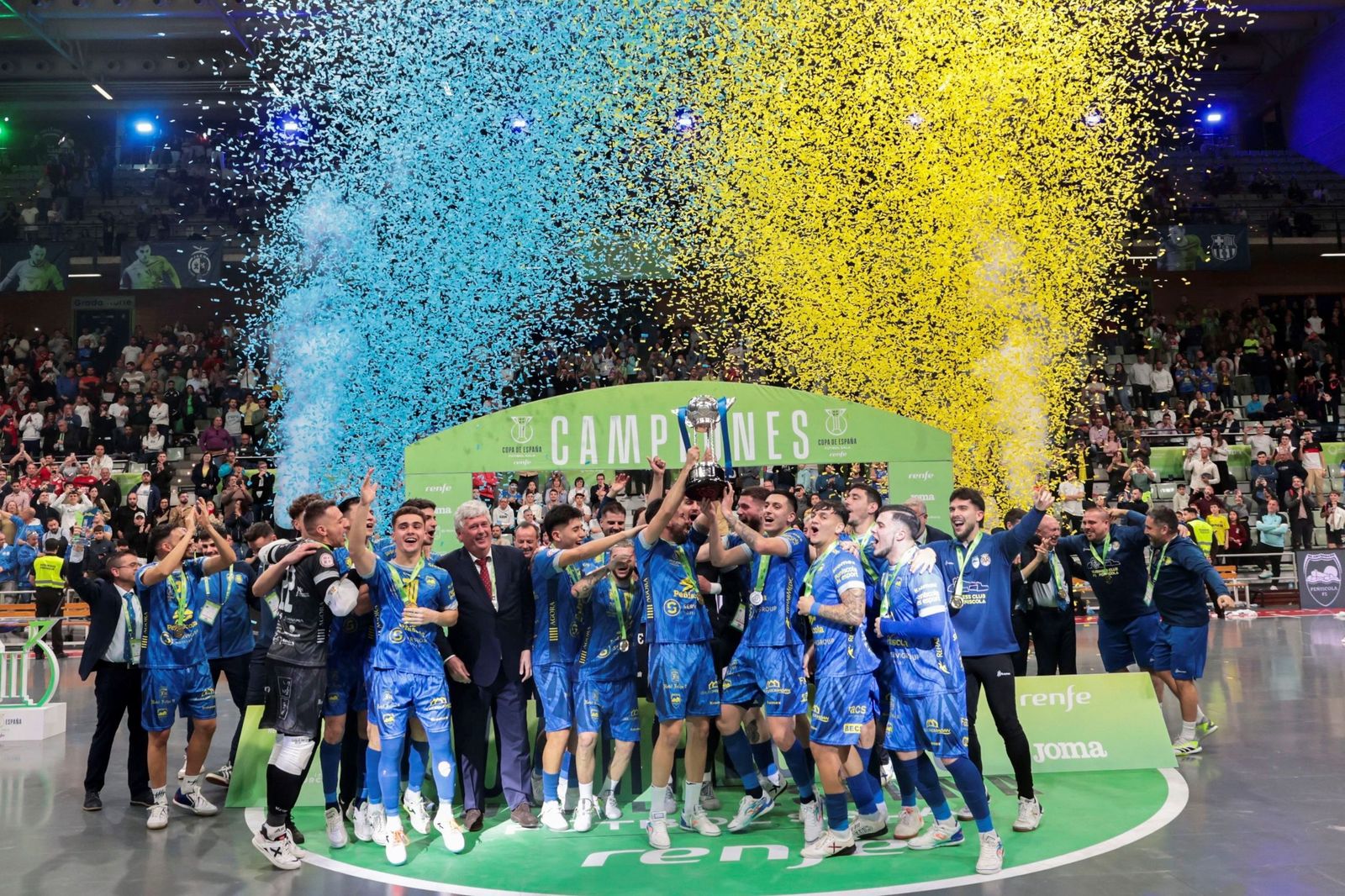 Los jugadores del Servigroup Peñíscola levantan la Copa de España conquistada durante la pasada temporada.