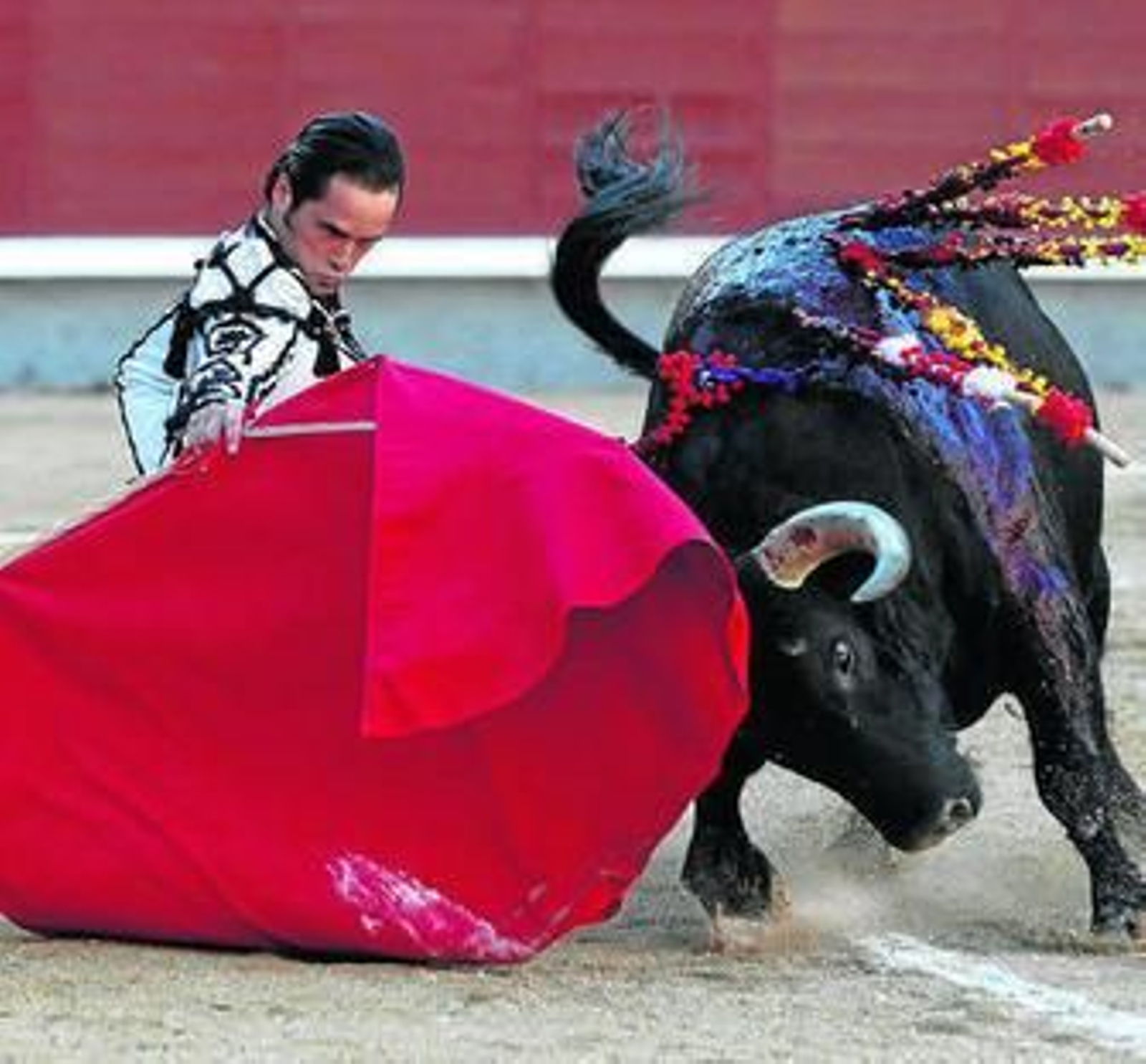 Miguel Abellán, muleteando por bajo al primero de su lote.