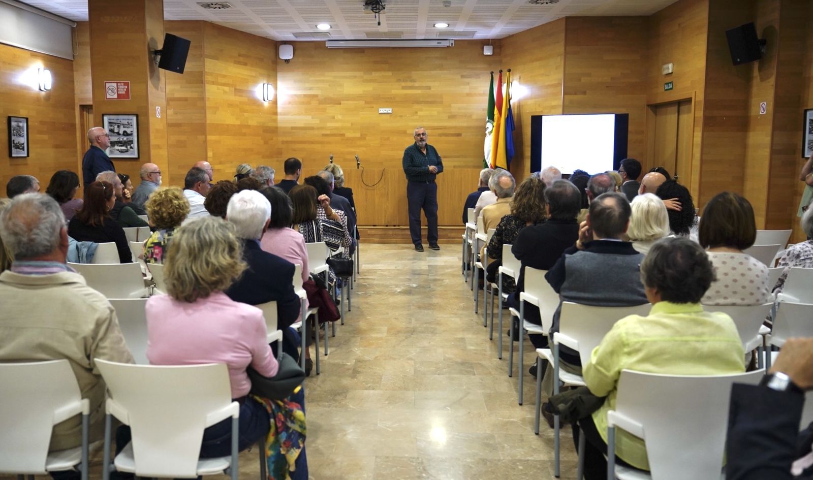 Fotos de la exposición de fotos históricas de Miguel Ángel del Águila sobre la OPE, en la José Luis Cano