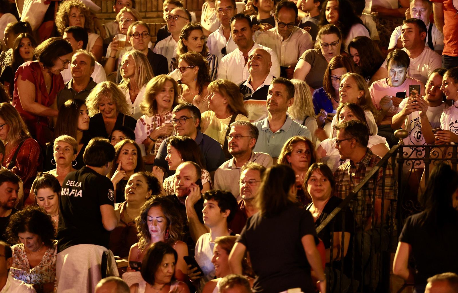Búscate en el concierto de Hombres G
