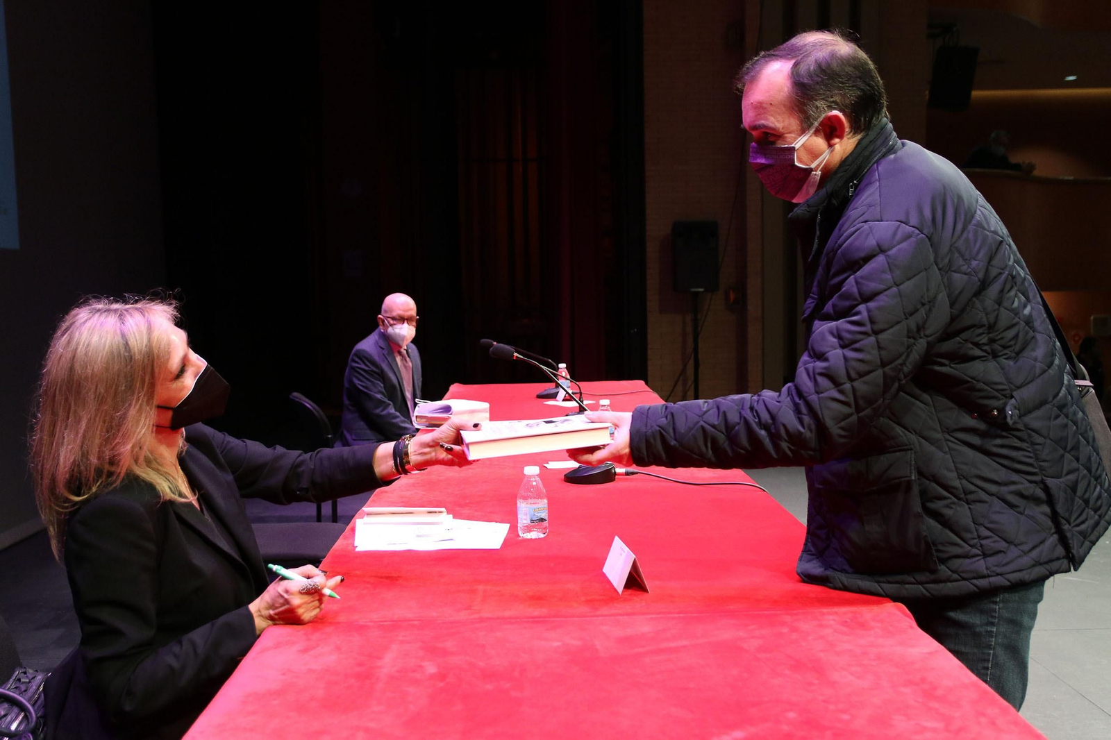 Fotogalería Diario de los Libros, con Marta Robles y su obra 'Pasiones carnales'