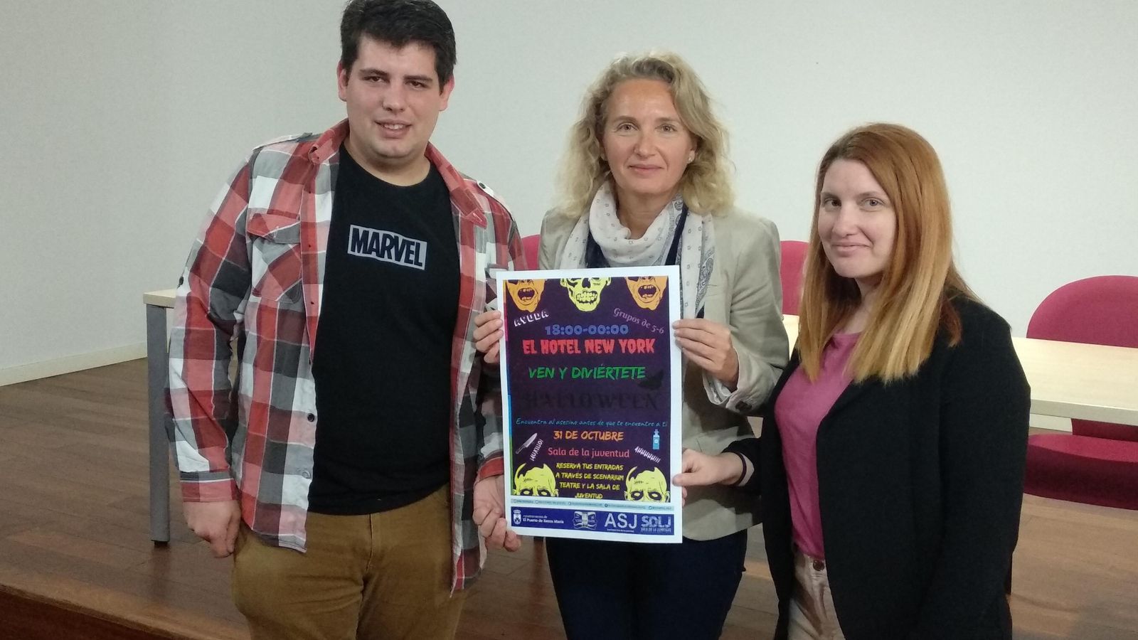 La concejala portuense Lola Campos, con miembros de Scenarium Teatre