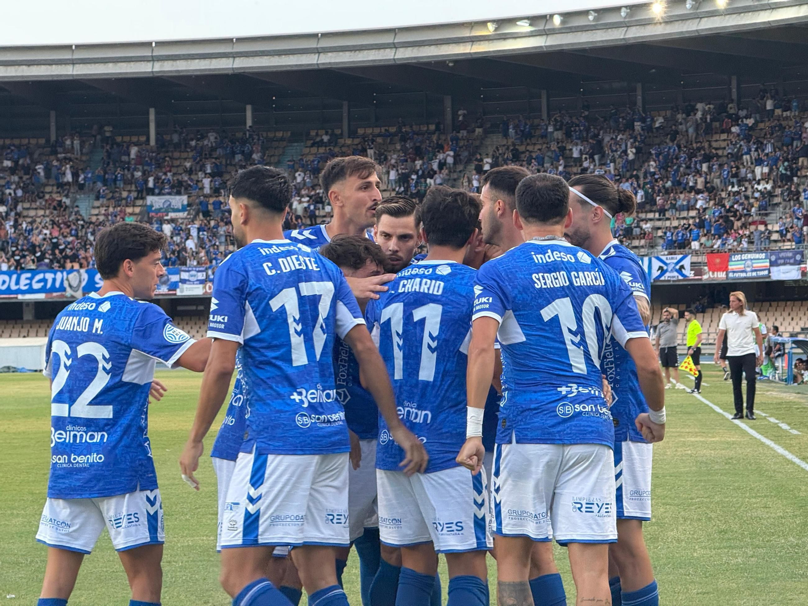Los azulinos celebran el 1-0 de Ilias.