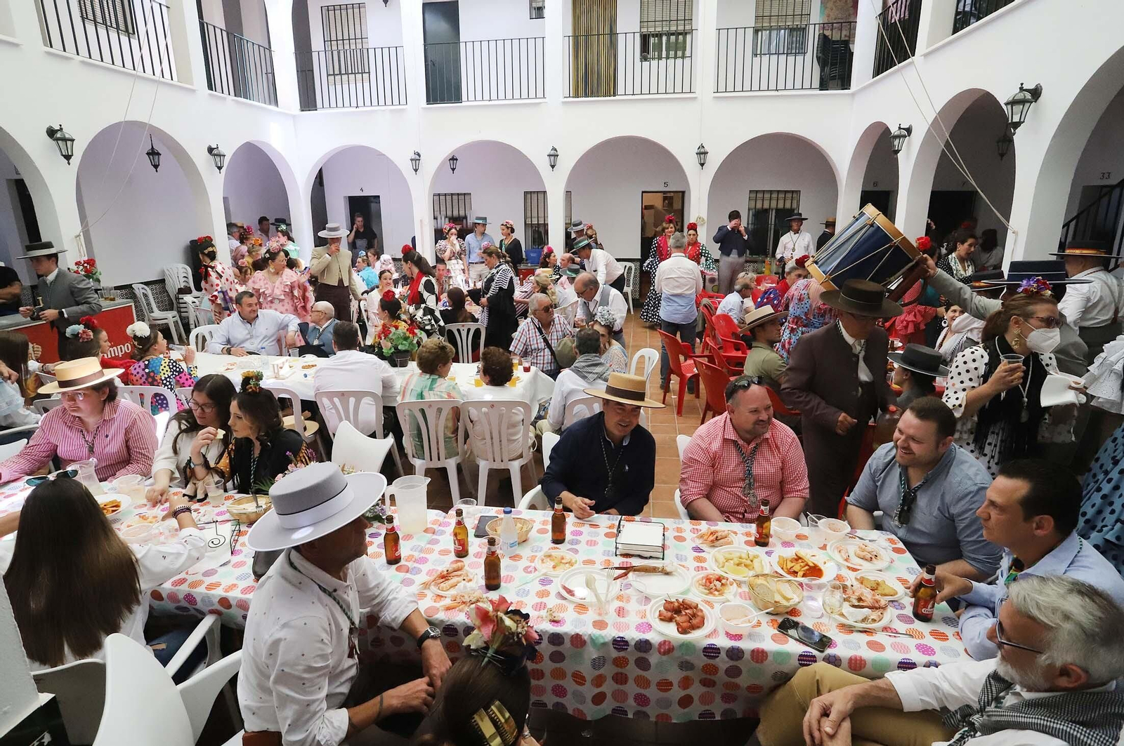 Imágenes del ambiente El Rocío y en Casas de Hermandades