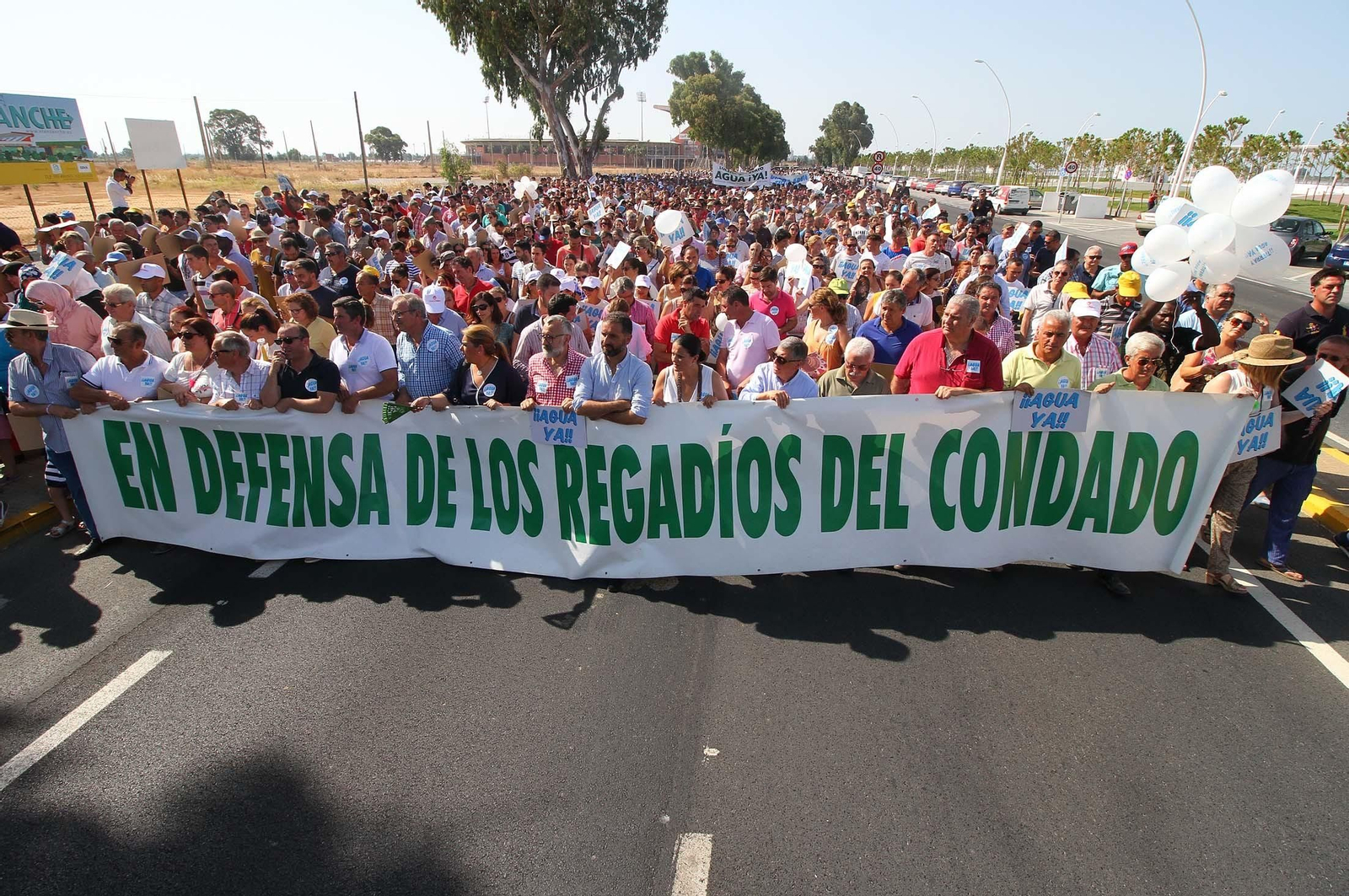 Imágenes de la manifestación para pedir agua y tierra para los regadíos del Condado.