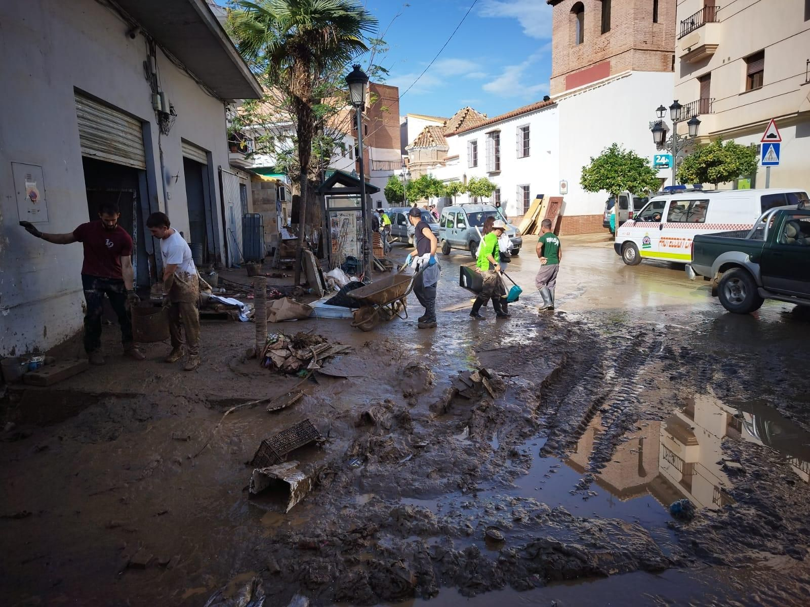 Los voluntarios de la DANA: decenas de personas limpian las calles de Benamargosa (fotos)