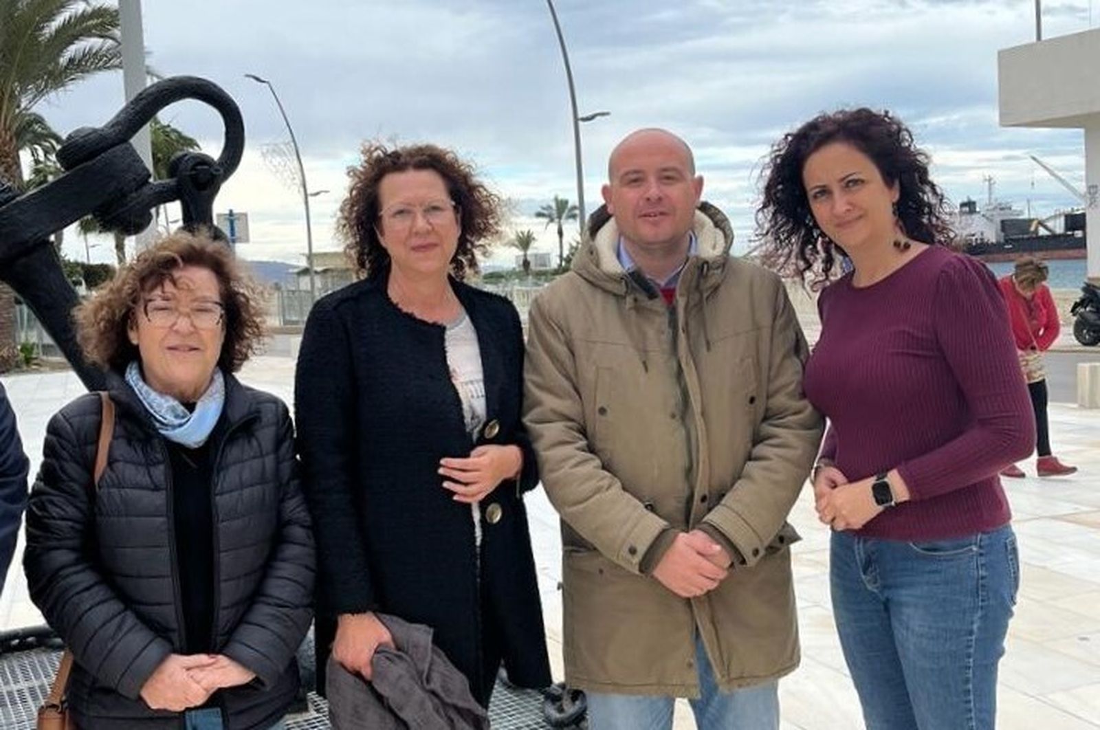 El senador del PSOE junto a la alcaldesa de Garrucha y varias ediles.