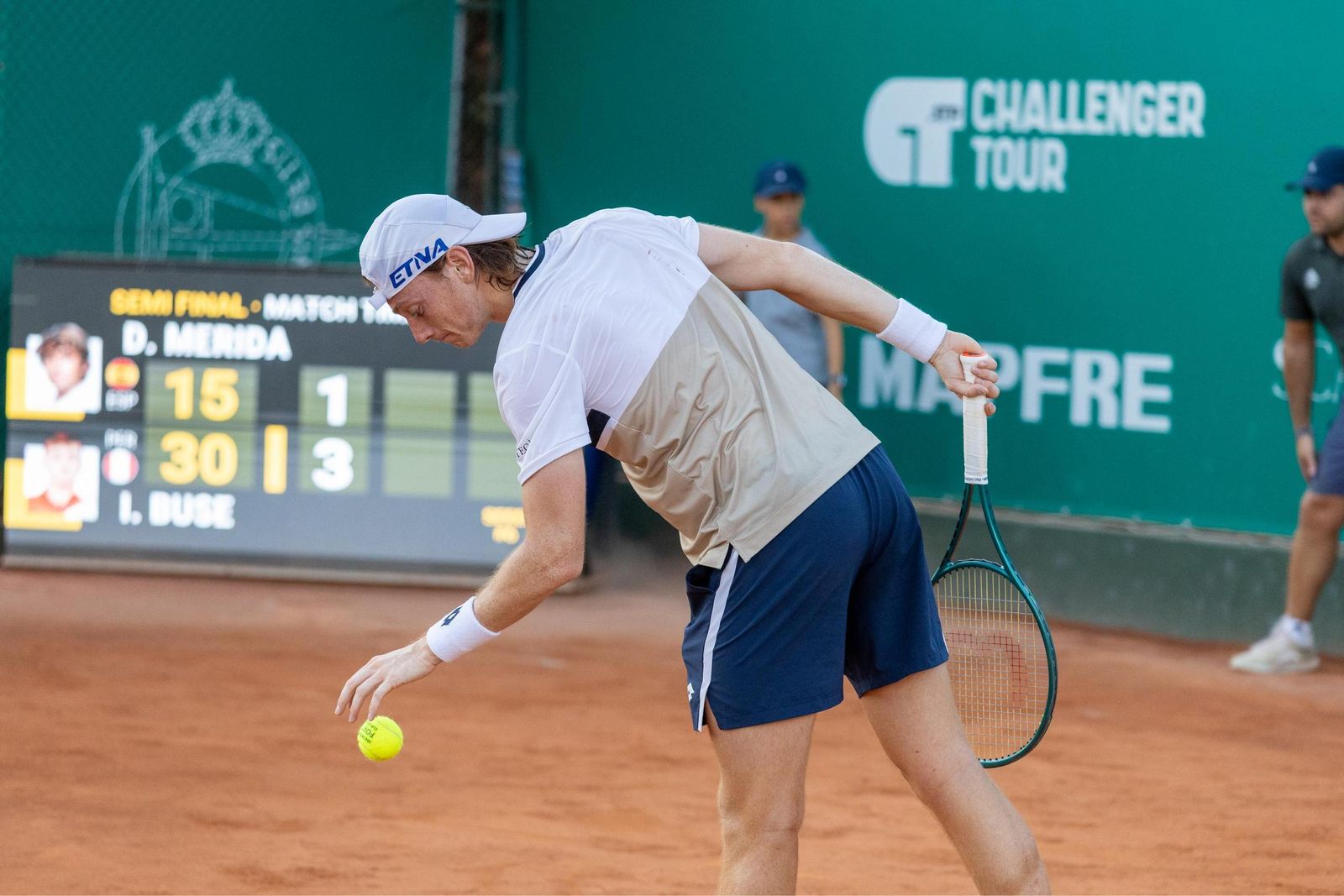 Buse se dispone a efectuar un saque ante Mérida.