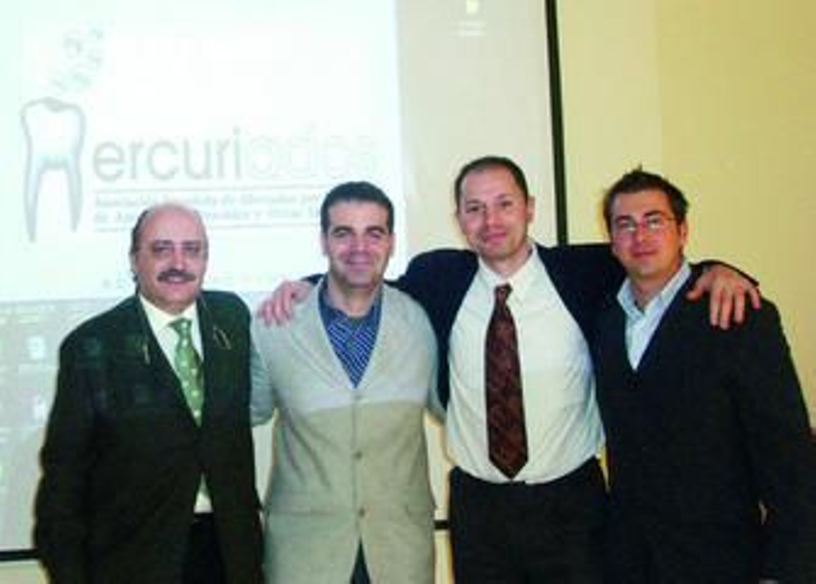 Los odontólogos Ferrer, Marín y Pérez, junto a Servando Pérez, de la Asociación de Pacientes Mercuriados.