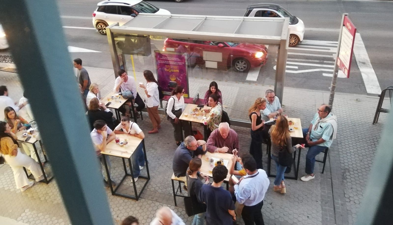Veladores en Virgen de Luján pegados a la parada de autobús.