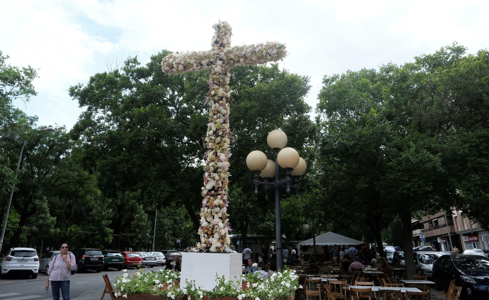 Ganas de fiesta a las puertas del fin de semana en las Cruces de Mayo de Córdoba, en imágenes