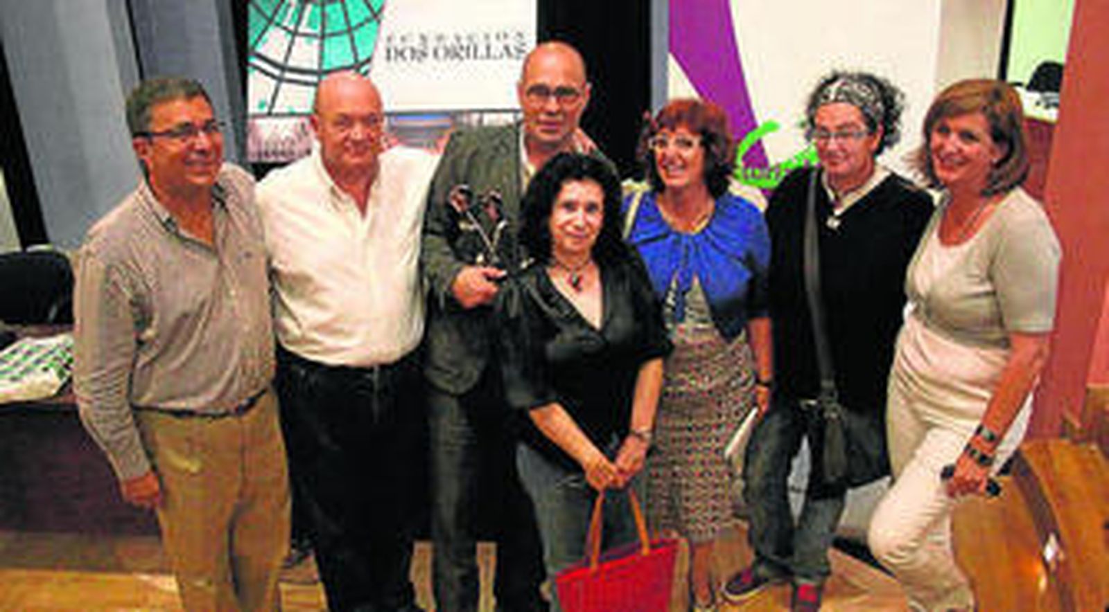 Premiados, organizadores e invitados posan ayer.
