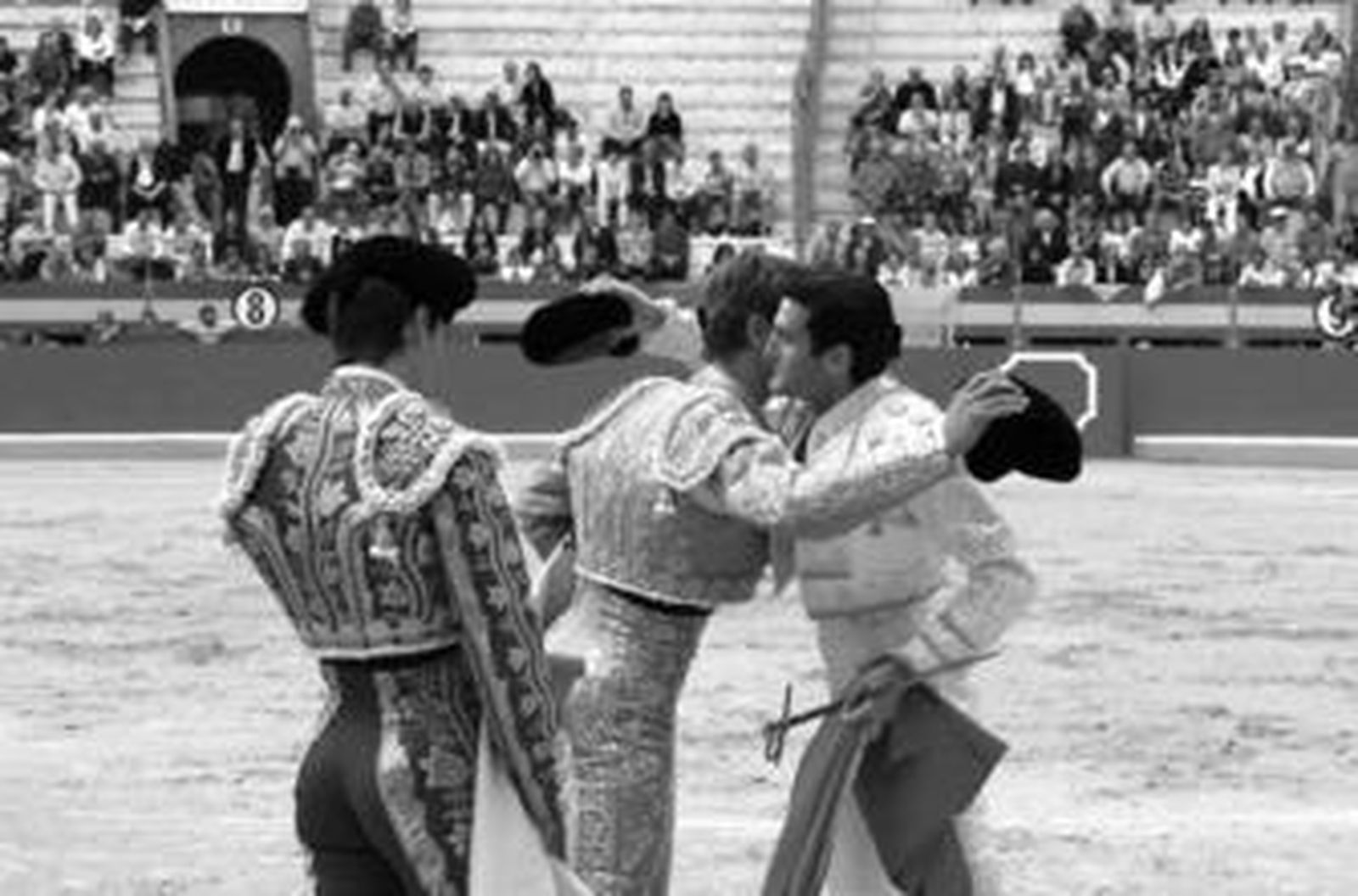 El granadino Jesús Fernández 'Yiyo' toma la alternativa, actuando como padrino Juan Bautista y Eduardo Gallo como testigo de ceremonia.