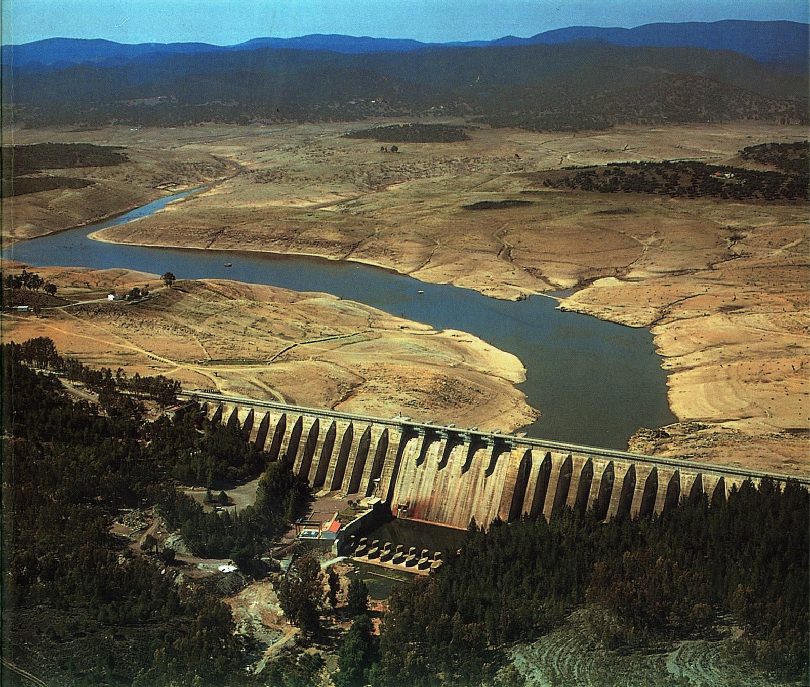 El pantano  de cabecera del sistema de Emasesa mostraba a finales de diciembre de 1995 signos de dura sequía.