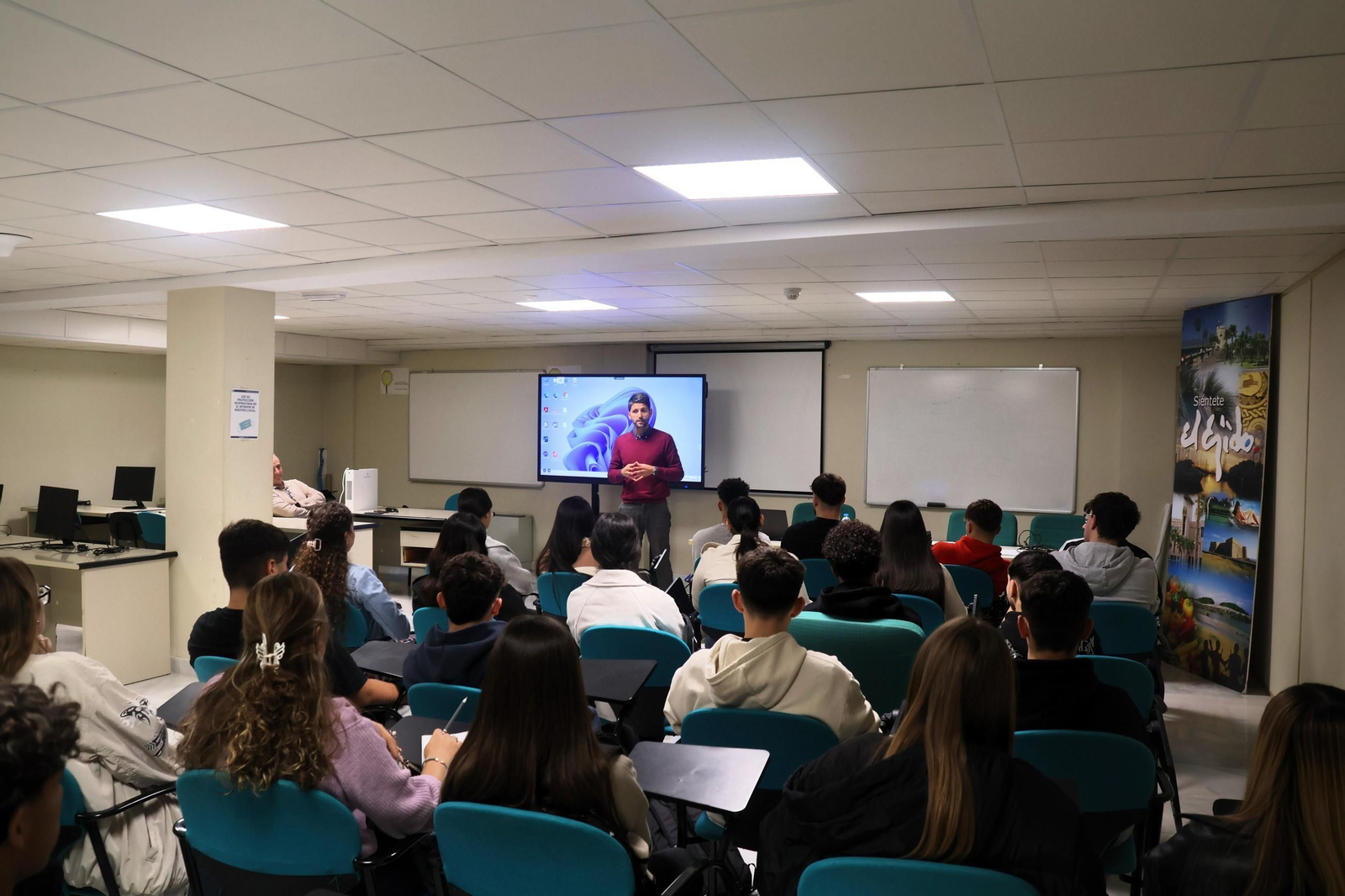 Los alumnos del IES Murgi atienden las explicaciones del concejal Javier Rodríguez.