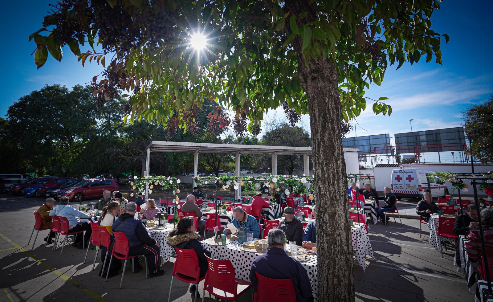 Imágenes del almuerzo navideño de Cruz Roja Jerez y Hacedores Cádiz para personas sin hogar