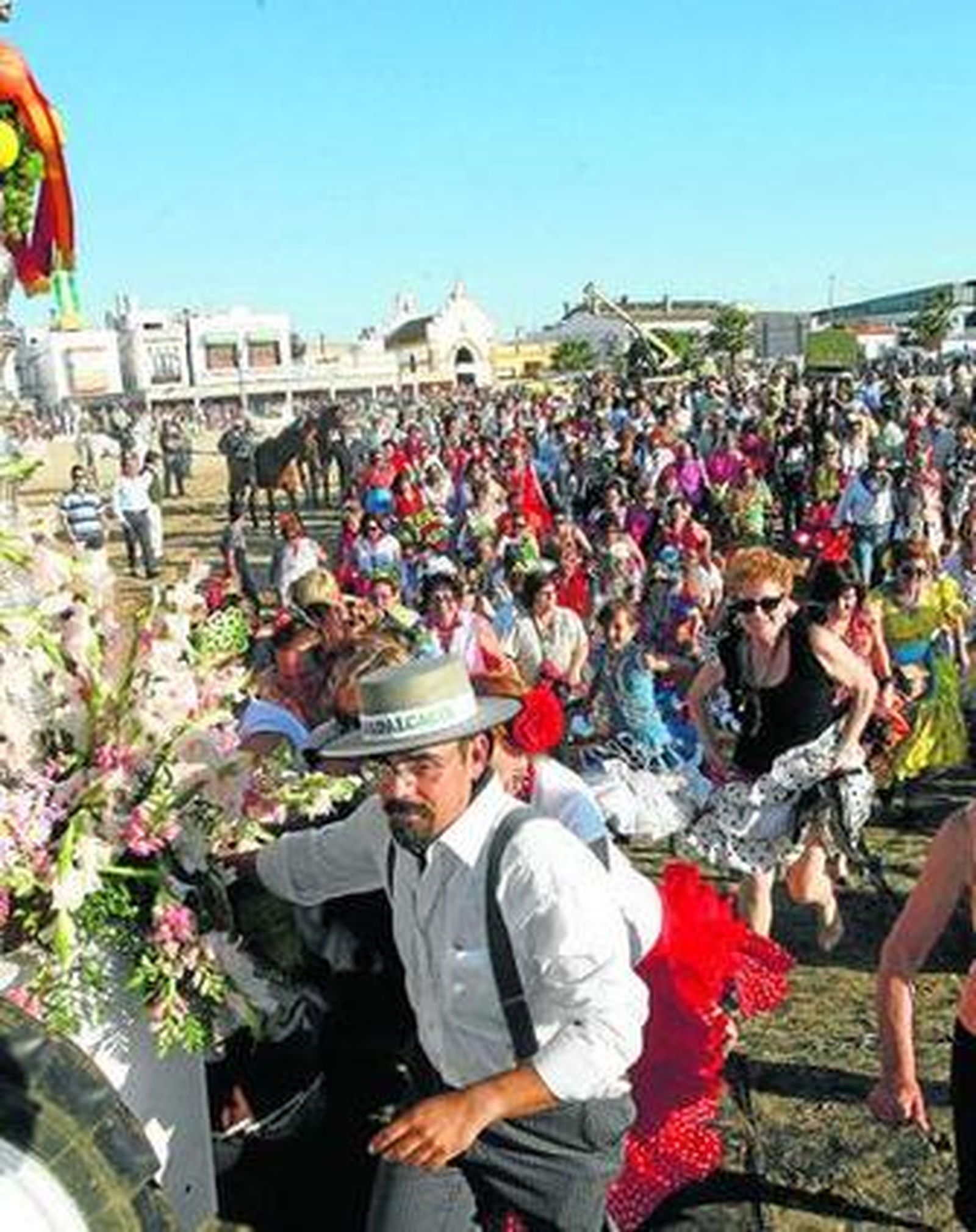 Cientos de romeros siguen al Simpecado de Cádiz, en 2009 en Sanlúcar.