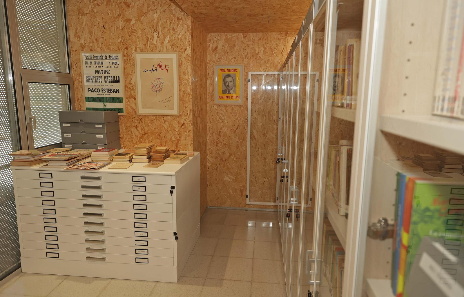 Donanción de la biblioteca y el fondo domucomental de Paco Esteban a la UCA, en imágenes