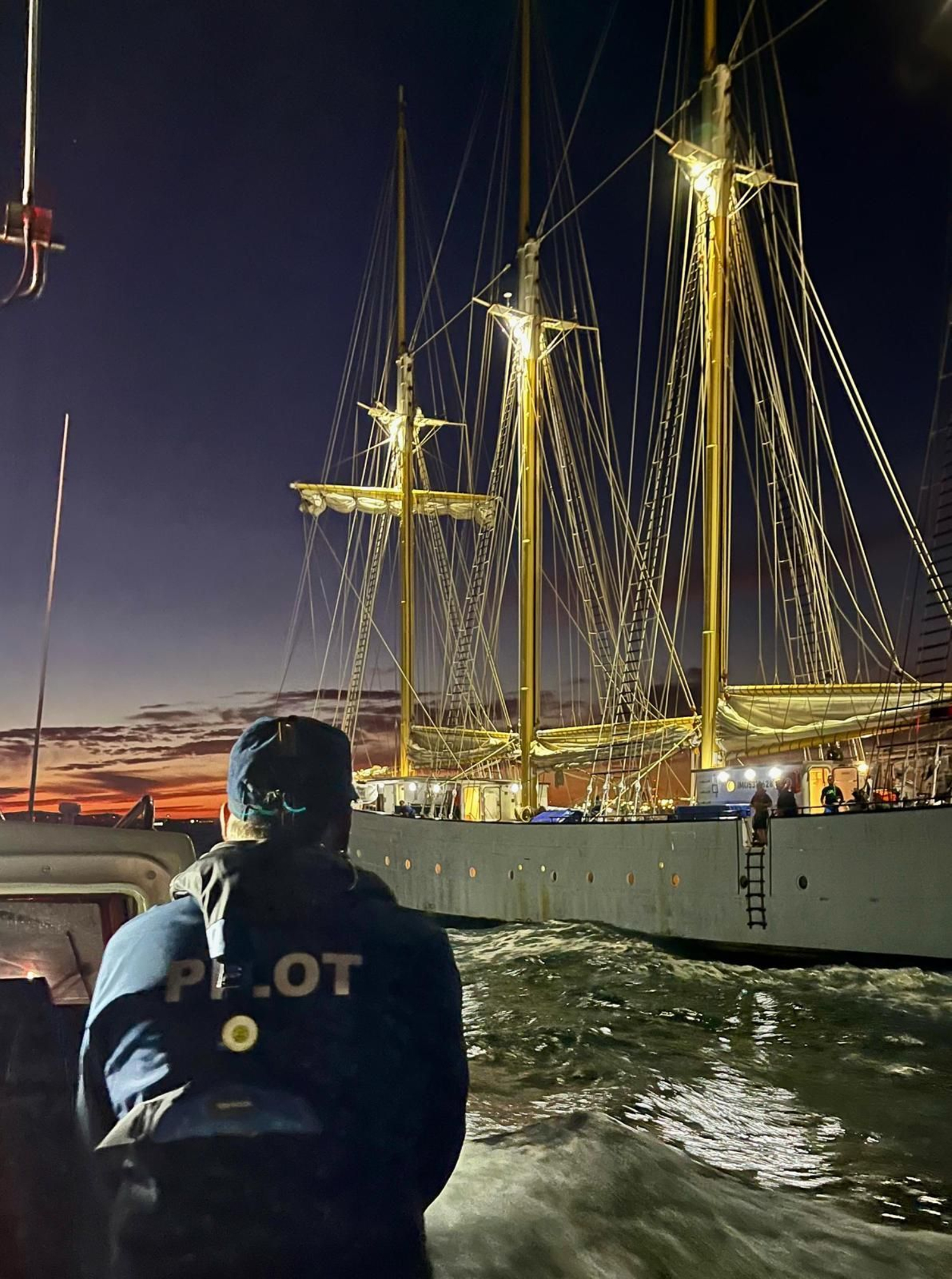 Los prácticos del puerto de Cádiz se acercan al velero portugués en la mañana de este miércoles