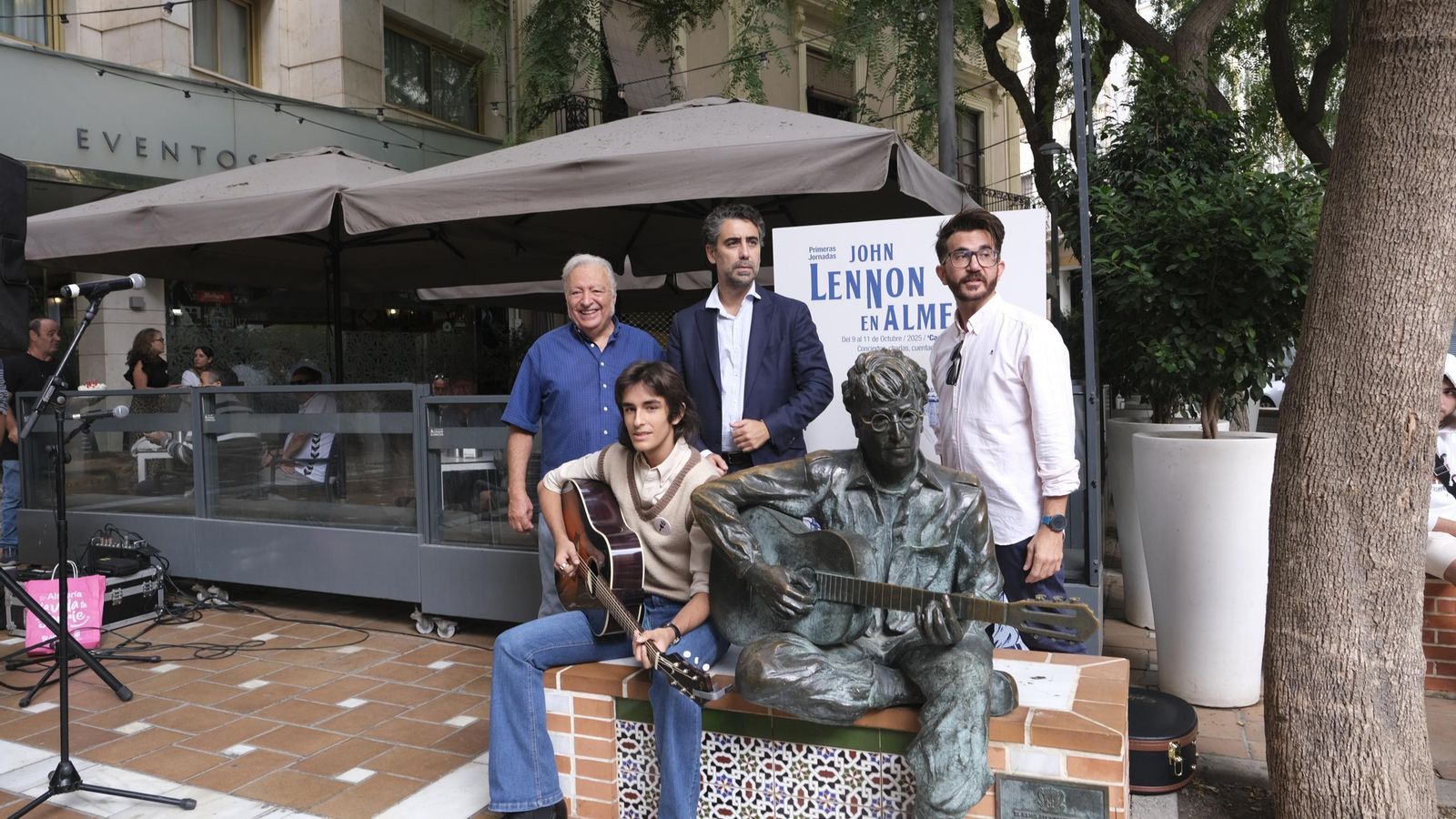 El concejal Joaquín Pérez de la Blanca con Carlos Vives, Chipo Martínez y John Juárez,