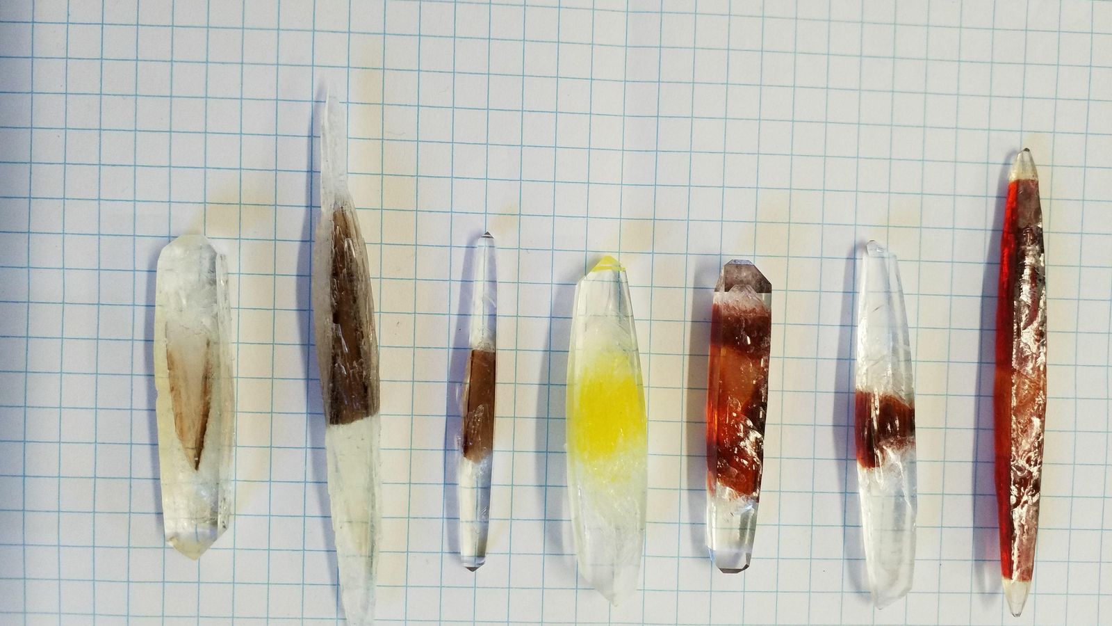 Cristales con los que experimentaron. Algunos fueron tintados con colorantes usados en la cocina.