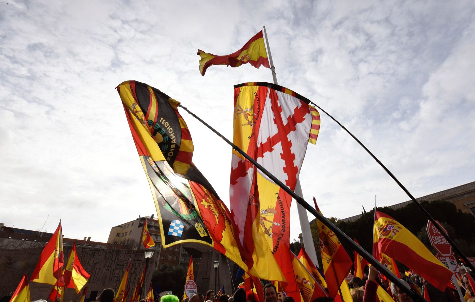 Muchas banderas de España en la concentración de la Plaza Colón en Madrid.