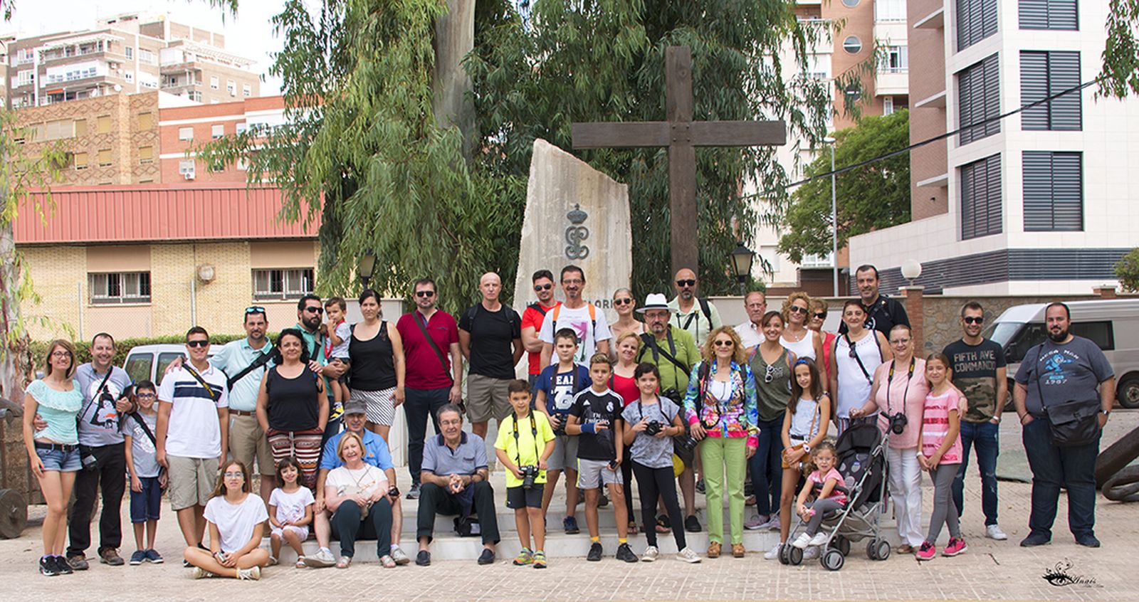 1. Los participantes posan en el patio de la Comandancia de Almería antes de iniciar el I Paseo Fotográfico desde la glorieta de Manuel Fraga. 2. Grandes y pequeños tomaron sus cámaras para tomar las mejores instantáneas durante una ruta que duró aproximadamente unas dos horas hasta llegar al Cable Inglés y el parque de las Almadrabillas. 3. Cualquier detalle podía esperar en la esquina menos pensada. 4. Composición y encuadre, así como una mirada atenta. 5. La cantera de jóvenes fotógrafos promete.