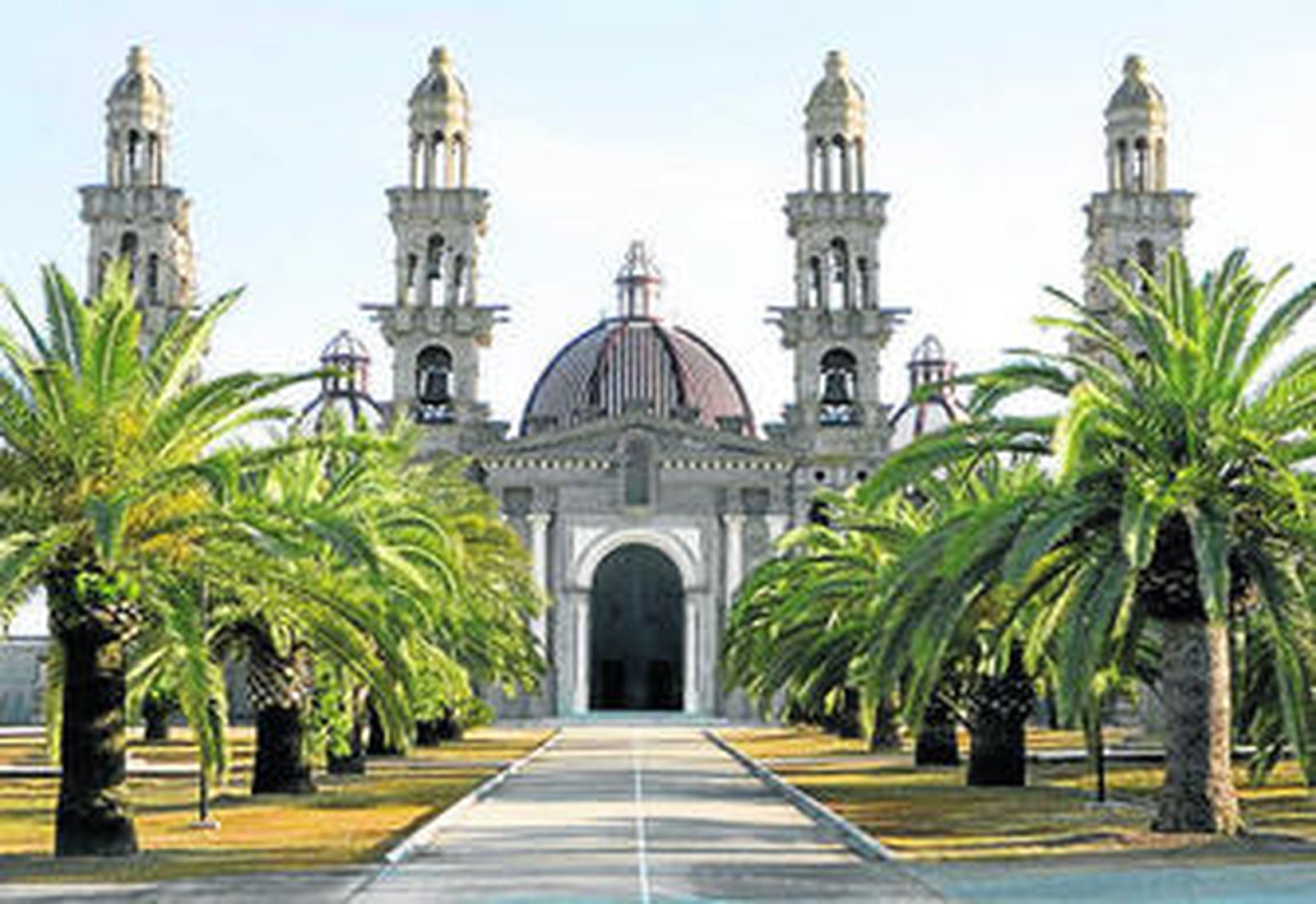 Fachada principal de la entrada a los edificios religiosos de El Palmar.
