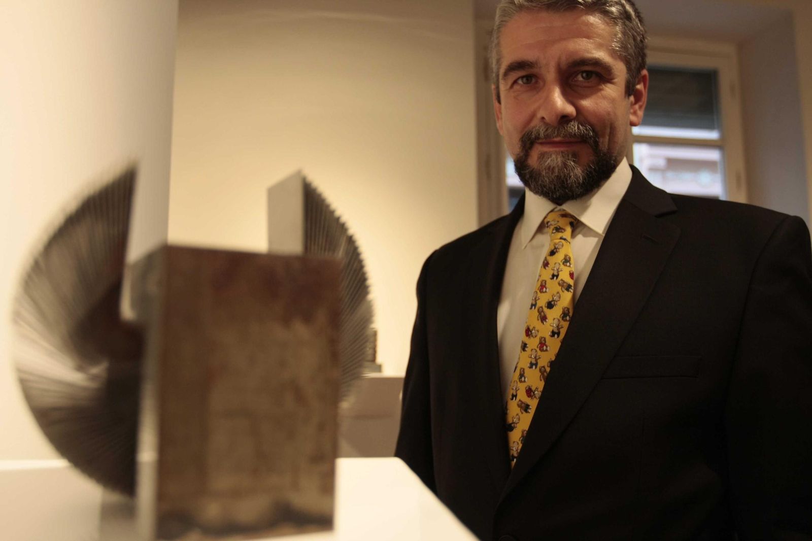 El artista ante una de sus obras en una exposición en 2012.