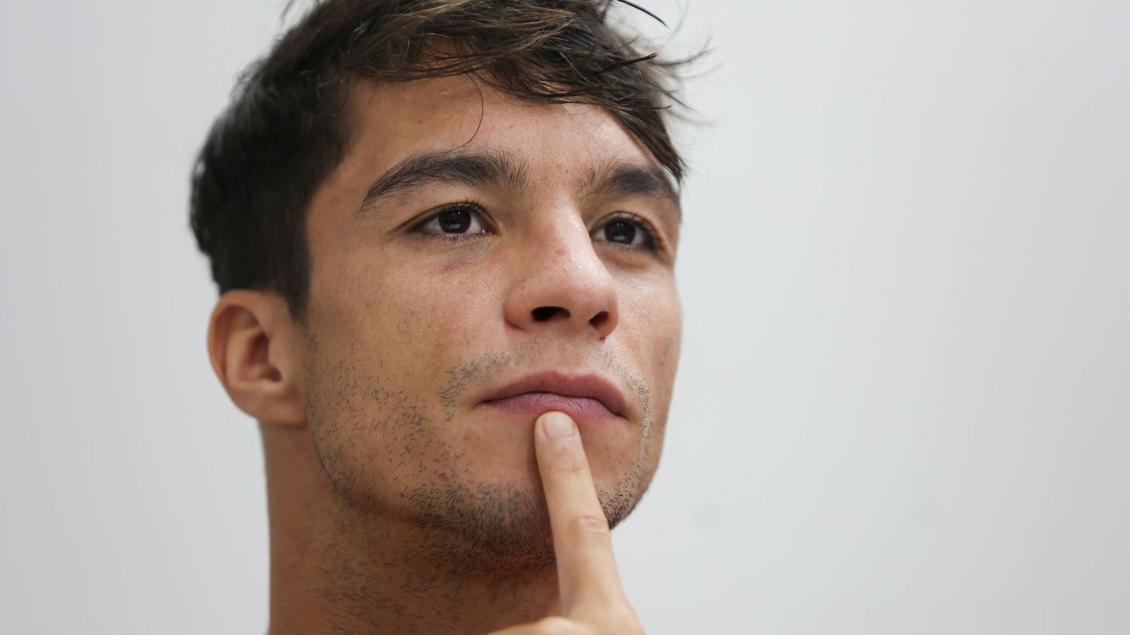 El mediocampista sevillista atiende a una pregunta.