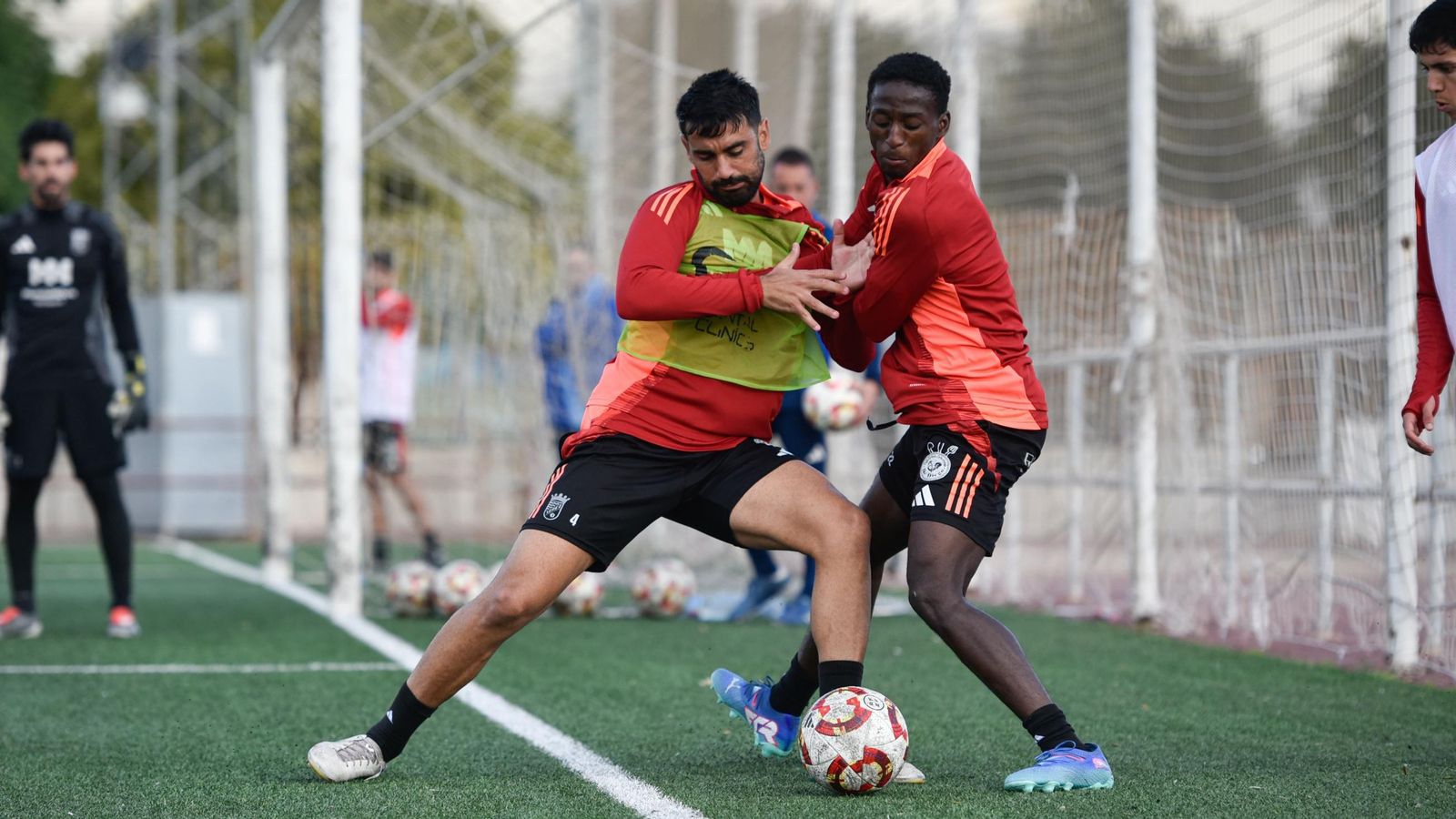 Adri Rodríguez, que fue jugador del Xerez DFC, lucha con Armengol por el balón.